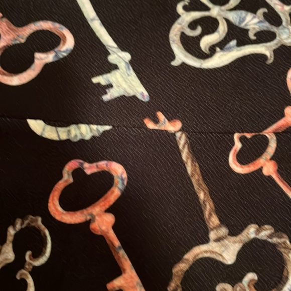 LulaRoe key skirt size med. This is such a neat skirt. Sure to get compliments - Picture 3 of 5